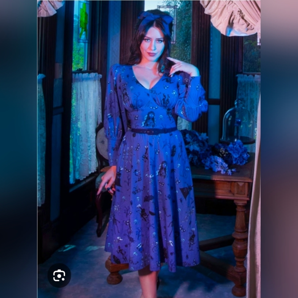 Blue Floral Midi Dress with V-Neck and Long Sleeves